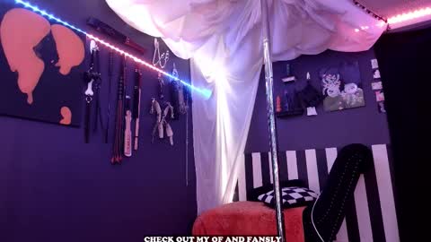 Snapshot of gigglemethis22 chatting on 12/15/25, 06:23 Giggles online show from 12/15/25, 06:23