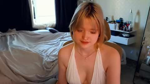 Snapshot of gimmergirls_ chatting on 07/05/26, 04:19 Klara online show from 07/05/26, 04:19