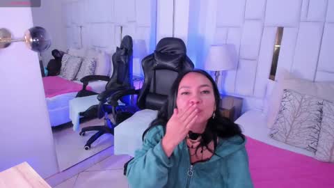 Snapshot of ginebra_ness chatting on 02/26/25, 12:36 Ginebra Ness online show from 02/26/25, 12:36