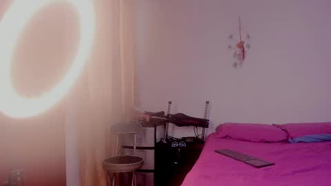 Snapshot of girasol_walton chatting on 02/21/25, 01:00 Girasol Walton online show from 02/21/25, 01:00