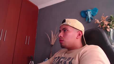 Snapshot of girge23 chatting on 01/11/25, 09:04 piggy boy online show from 01/11/25, 09:04