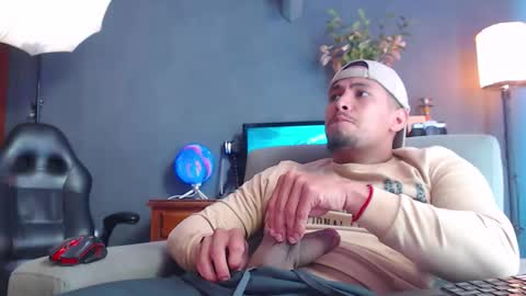 Snapshot of girge23 chatting on 10/15/25, 04:51 piggy boy online show from 10/15/25, 04:51