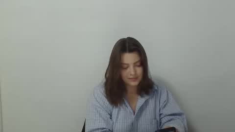 Snapshot of girl_leya chatting on 10/26/25, 08:15 girl_leya online show from 10/26/25, 08:15