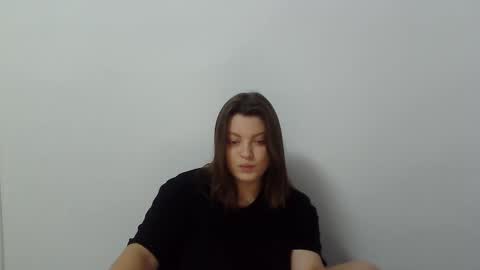 Snapshot of girl_leya chatting on 10/31/25, 08:32 girl_leya online show from 10/31/25, 08:32
