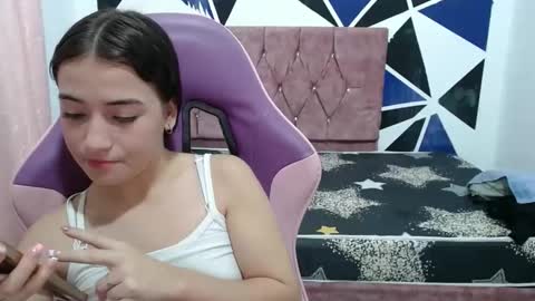 Snapshot of girl_princess18 chatting on 10/31/25, 02:45 girl_princess18 online show from 10/31/25, 02:45