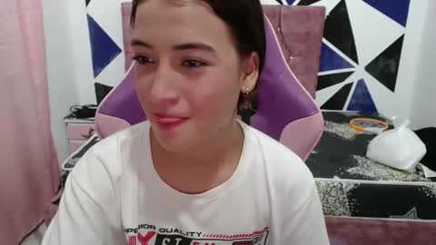 Snapshot of girl_princess18 chatting on 11/06/25, 02:45 girl_princess18 online show from 11/06/25, 02:45