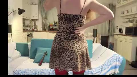 Snapshot of girlfrend10 chatting on 11/16/25, 03:28 Girlfriend online show from 11/16/25, 03:28