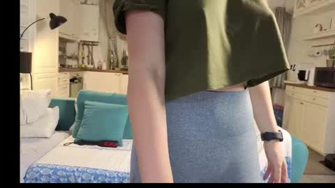 Snapshot of girlfrend10 chatting on 12/15/25, 03:38 Girlfriend online show from 12/15/25, 03:38