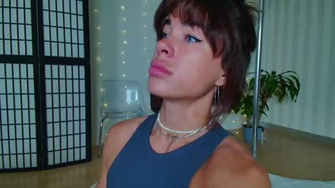 Snapshot of girlnextd00r_ chatting on 02/12/25, 01:06 Hanna online show from 02/12/25, 01:06