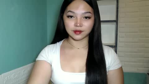 Snapshot of girlthatuneedxxx chatting on 10/19/25, 09:32 Rhaine online show from 10/19/25, 09:32