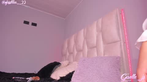 Instagram gisellee  22  online show from 03/10/25, 09:40