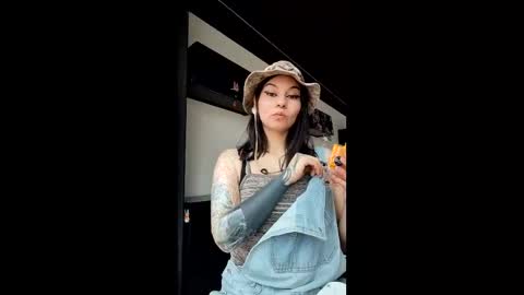 Snapshot of give_me_orgasms chatting on 12/21/25, 04:36 Nice to meet you my name is Heyli online show from 12/21/25, 04:36