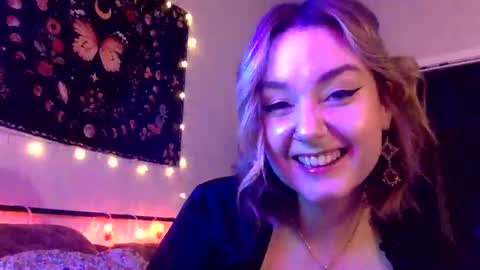 Snapshot of givemesweetdreams chatting on 12/13/24, 02:43 givemesweetdreams online show from 12/13/24, 02:43