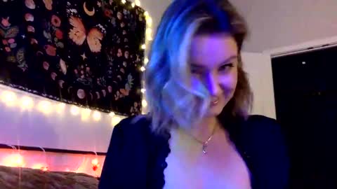 Snapshot of givemesweetdreams chatting on 12/27/24, 01:53 givemesweetdreams online show from 12/27/24, 01:53