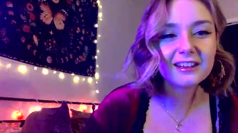 Snapshot of givemesweetdreams chatting on 03/04/25, 04:27 givemesweetdreams online show from 03/04/25, 04:27