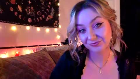 Snapshot of givemesweetdreams chatting on 09/11/25, 12:44 givemesweetdreams online show from 09/11/25, 12:44
