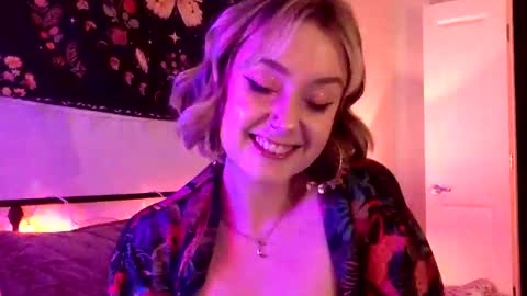 Snapshot of givemesweetdreams chatting on 10/21/25, 12:44 givemesweetdreams online show from 10/21/25, 12:44