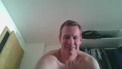 Snapshot of glen_1987 chatting on 10/24/25, 08:44 Mike 1987 online show from 10/24/25, 08:44