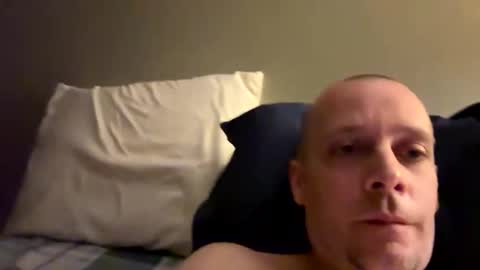 Snapshot of glenclark20 chatting on 09/18/25, 04:09 glenclark20 online show from 09/18/25, 04:09