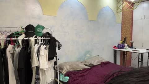 Mia online show from 04/09/26, 10:42