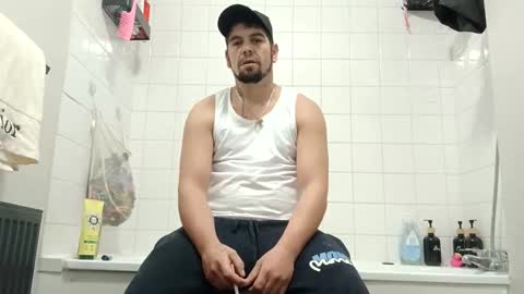 Snapshot of glitch117485 chatting on 11/16/25, 09:42 glitch117485 online show from 11/16/25, 09:42