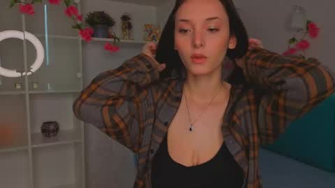 Mia online show from 05/25/26, 06:41