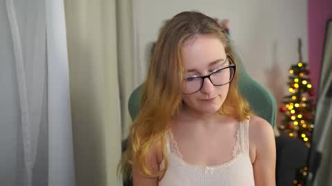 Snapshot of glossy_babe_ chatting on 12/23/25, 09:18 Monica online show from 12/23/25, 09:18