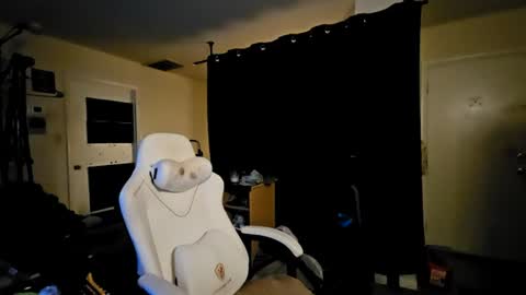 Snapshot of glossyshaft chatting on 07/22/26, 04:48 Llusef online show from 07/22/26, 04:48
