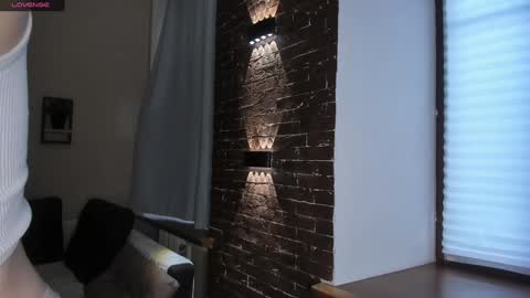 Snapshot of glowhub_ chatting on 02/18/26, 02:02 Ann Eliz and Gigi online show from 02/18/26, 02:02