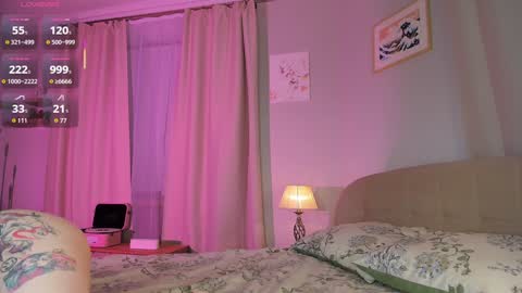 Snapshot of glowhub_ chatting on 02/21/26, 10:33 Ann Eliz and Gigi online show from 02/21/26, 10:33