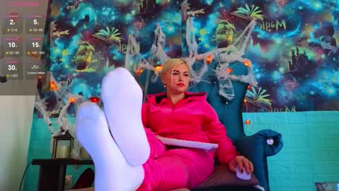 Snapshot of goddess_isabella11 chatting on 10/17/25, 04:37 Mrs. Isabella online show from 10/17/25, 04:37