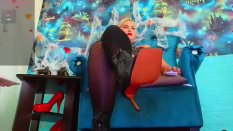 Snapshot of goddess_isabella11 chatting on 10/18/25, 05:43 Mrs. Isabella online show from 10/18/25, 05:43