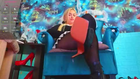 Snapshot of goddess_isabella11 chatting on 10/23/25, 05:40 Mrs. Isabella online show from 10/23/25, 05:40