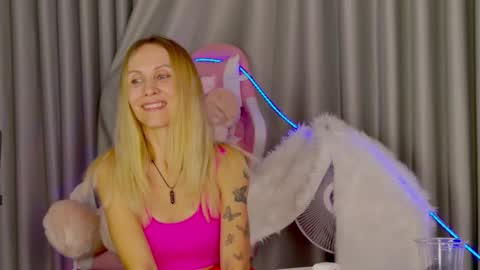 Snapshot of goddess_stars chatting on 11/04/25, 12:26 Katarina online show from 11/04/25, 12:26