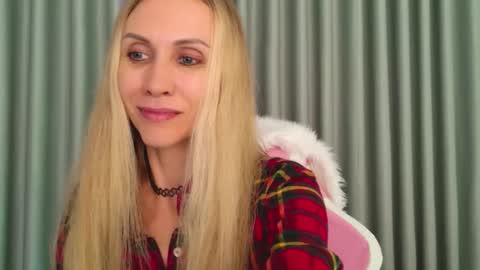 Snapshot of goddess_stars chatting on 11/29/25, 12:30 Katarina online show from 11/29/25, 12:30