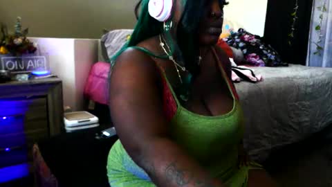 Snapshot of goddessmonni chatting on 09/29/25, 08:02 MonniDoll online show from 09/29/25, 08:02