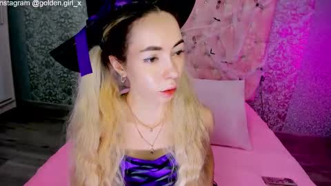 Snapshot of golden_girl__ chatting on 10/31/25, 02:01 golden girl online show from 10/31/25, 02:01
