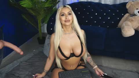 Snapshot of goldenamberx chatting on 01/25/25, 10:51 GoldenAmberX online show from 01/25/25, 10:51