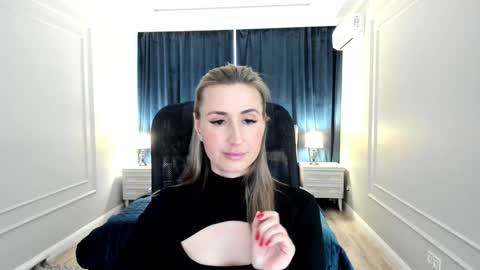 Snapshot of goldenlighte chatting on 02/07/25, 01:22 Olivia online show from 02/07/25, 01:22