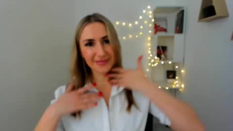 Snapshot of goldenlighte chatting on 02/10/25, 06:31 Olivia online show from 02/10/25, 06:31