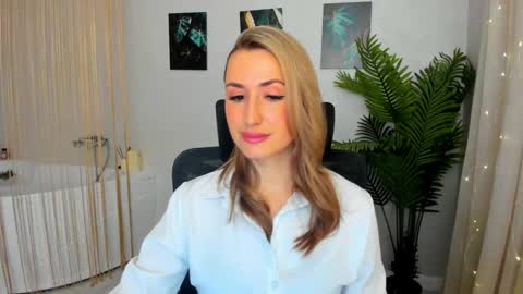 Snapshot of goldenlighte chatting on 02/19/25, 03:28 Olivia online show from 02/19/25, 03:28