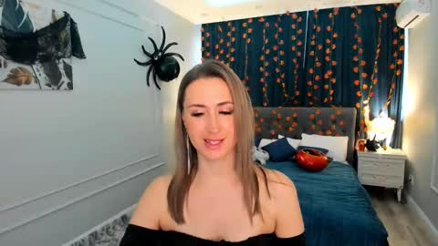 Snapshot of goldenlighte chatting on 10/14/25, 03:40 Olivia online show from 10/14/25, 03:40