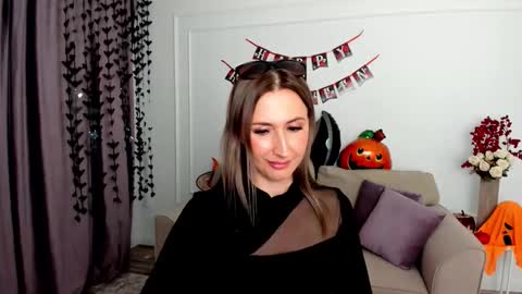 Snapshot of goldenlighte chatting on 10/22/25, 07:57 Olivia online show from 10/22/25, 07:57