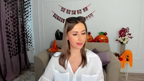 Snapshot of goldenlighte chatting on 10/25/25, 04:20 Olivia online show from 10/25/25, 04:20