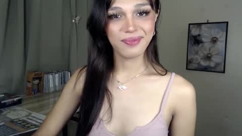 Snapshot of goldenlily69 chatting on 11/12/25, 05:35 Lily is Gold online show from 11/12/25, 05:35