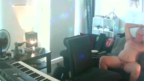 Snapshot of goldyguy011 chatting on 11/28/25, 01:08 goldyguy011 online show from 11/28/25, 01:08