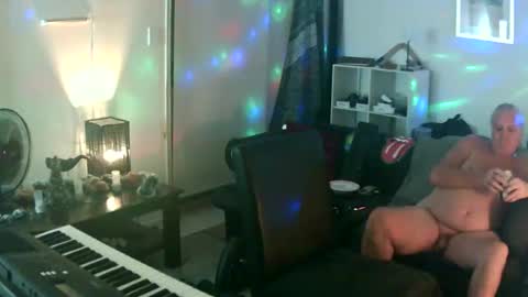 Snapshot of goldyguy011 chatting on 11/30/25, 02:54 goldyguy011 online show from 11/30/25, 02:54