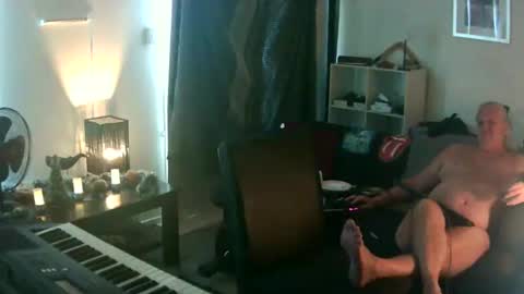 Snapshot of goldyguy011 chatting on 12/01/25, 03:00 goldyguy011 online show from 12/01/25, 03:00