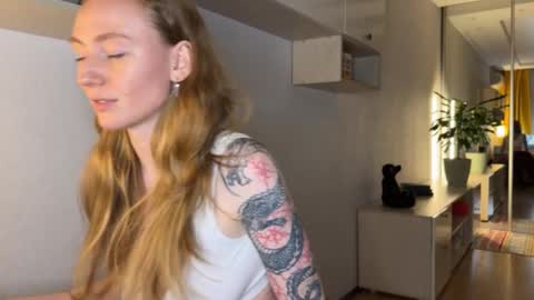 Snapshot of good__choice chatting on 11/19/25, 04:51 Polly online show from 11/19/25, 04:51