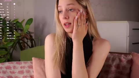 Luna online show from 06/18/26, 02:23